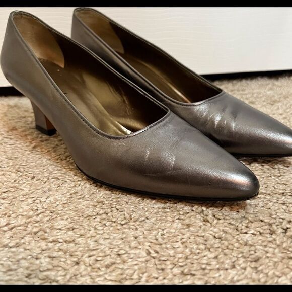 Yves St Laurent Pointed Toe Heel, Made in Italy Size 8.Great pre-loved condition - Picture 2 of 8